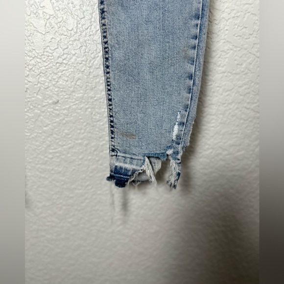 Topshop Jamie High Waisted Skinny Light Blue Fade Jean with Chew Hem - Picture 5 of 6